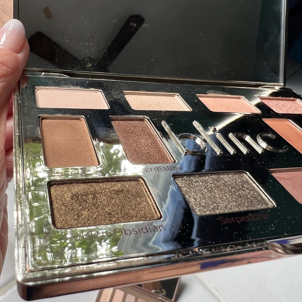 Urban Decay Naked2 Basics Eyeshadow Palette - Versatile Neutrals - Picture 12 of 13